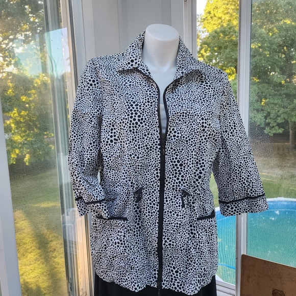 Chico’s Black White Dalmatian Print Cinch Waist Anorak 2 Way Zipper Rain… - Picture 12 of 14